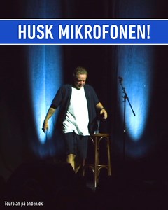 105K views · 594 reactions | Hvor vigtig er en mikrofon egentligt for en optrædende komiker? 路‍♂️ Som nævnt i det seneste afsnit af “Den Hvide Væg”, så løb jeg ind i lidt startvanskeligheder, da jeg var i Næstved med “JOKES - fra en hvid, straight mand”. Det kom der heldigvis også lidt sjov ud af  Næste måned står på 19 shows rundt i hele landet. Se tourplanen på https://anden.dk/jokes/ | Anders "Anden" Matthesen | Facebook