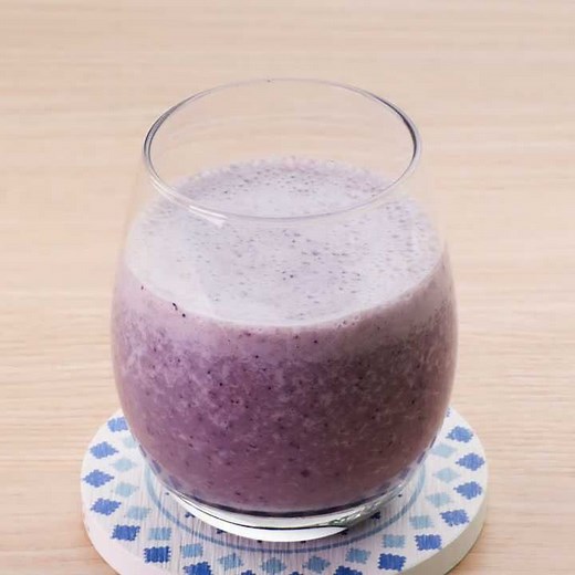 ミキサーに入れるだけ♪ バナナとベリーのスムージーのレシピ動画・作り方 | デリッシュキッチン