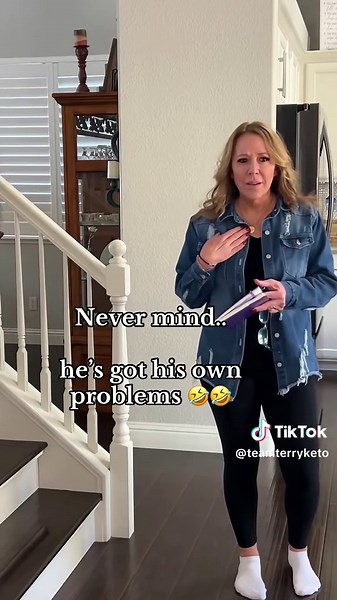 Seems like he has bigger problems than mine! 🙈🤷‍♀️😂 #husbandwifecomedy #teamterryliving #funnyreel #viralreel #couplecomedy