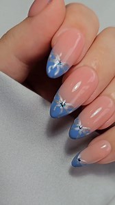Only 4 days until Christmas Eve. Have you already chosen your favourite nail design? ✨ If not, the lovely @ena will show you how to easily conjure up a festive nail design on your nails with the cozy "Joy" trend colours! Are you already looking forward to Christmas? Products used: - Trend Nail Polish "cozy silk" (item no.: 43179-833) - Trend Nail Polish "feel good" (item no.: 43179-836) - Chritmas Glitter Recolution Advanced Soak-off Colour Polish (Art.-No.: 92703-1 To Shop: Canada West - www.pr