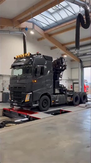 🔧 Individuelle LKW-Abstimmung auf dem Prüfstand 🔧 bei Schaknat Elektronik GmbH Gerade bei Volvo Motoren sehen wir immer wieder Probleme – z. B. durch verschlissene Injektoren oder Bauteile, die im Alltag stärker leiden als gedacht. 💡 Der Vorteil unseres LKW-Prüfstands: Wir können genau solche Schwachstellen eingrenzen und jede Optimierung individuell anpassen – sauber, realistisch und praxisnah. ➡️ Dieses Beispiel hier: • ca. 200 Nm mehr Drehmoment untenrum • 70–76 PS gegenüber Serie • perfek