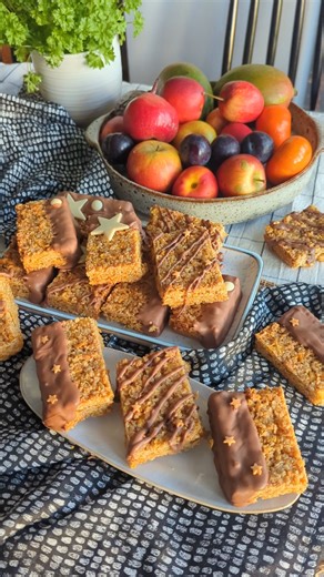 Crunchy-Chewy Cornflake Flapjacks: https://www.mygfguide.com/crunchy-chewy-cornflake-flapjacks/ Well these are a lovely #glutenfree bake to try, and a nice one to make with the kids this half term (add some spooky decorations if you like - white chocolate mummy stripes and eye balls!). The addition of cornflakes is not traditional for flapjacks, but it adds so much to the texture. I love the variation between the chewy oats and the crunchy cornflakes. Dipping them in chocolate is optional but hi