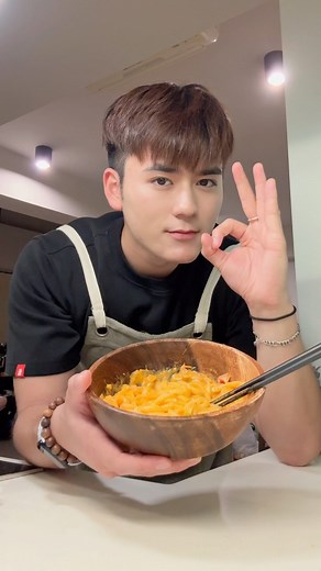 William Seng on Instagram: "only 4 ingredients ?! 🤯 I’ve been seeing this dish for quite a while and I finally made it ✨ it’s super easy, only needs four ingredients, and it’s the perfect midnight snack 😋 and here’s how to make it 👇 . Recipe . 1. Cook your onions and garlic in butter until fragrant ( if using only have one of them it’s perfectly fine) 2. Add in 2 tbsp of gochujang and mix 3. Add in 2/3 cup (4 tbsp) of cooking cream and cook together 4. Add in the cooked udon and mix well ( fr