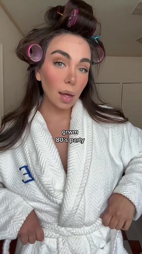 Achieve the Perfect 80s Themed Party Outfit