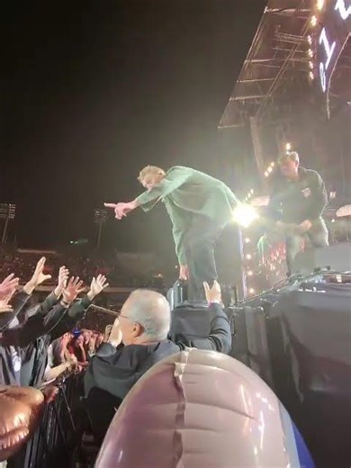 Manolo García se lanza al público y acaba tirado en el suelo en Barcelona