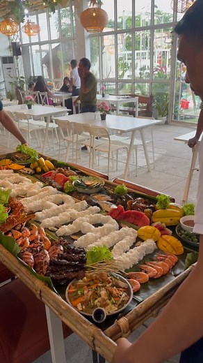 Fiesta Grande is OPEN for advance order because it takes 1hr & 30minutes to prepare. Every dish is freshly cooked when you order. It's worth every penny. 🫦💗 Pm us! 💌 📍15, Outlook drive, Baguio City 𝐎𝐩𝐞𝐫𝐚𝐭𝐢𝐧𝐠 𝐇𝐨𝐮𝐫𝐬: 9:00am to 9:00pm 🕰️ ☎️ (0962) 808 0133 Tara, Kamayan na! 🦀 | Kamayan Food Park