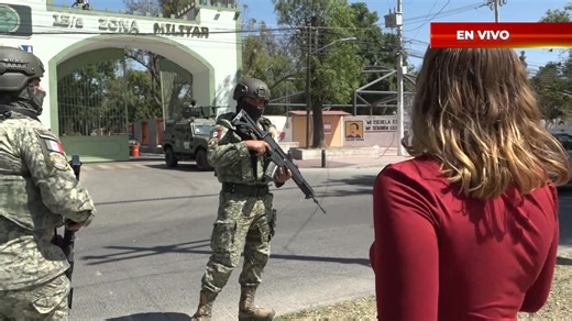 #Noti13 🪖 Vaya susto!!.. Durante una transmisión en vivo durante el Notitrece de la tarde en Guadalajara, desde la XV zona militar en Zapopan Jalisco, nuestra reportera Mariana Quirarte fue advertida de un posible atentado en la zona para resguardarse. Los elementos del ejército mexicano le advirtieron del posible hecho durante el enlace… Por fortuna todo fue una falsa alarma. | Canal 13 Puebla