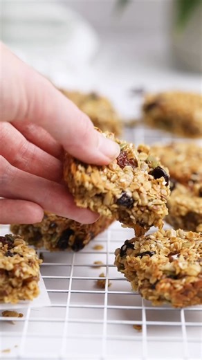 An easy flapjacks recipe filled with dried fruits, seeds and oats. Perfect for snacking, lunchboxes and hiking. You'll find the full recipe here 👉 https://fresh.co.nz/seed-and-fruit-flapjacks/ Freshlife Harraways Better Eggs NZ | Fresh