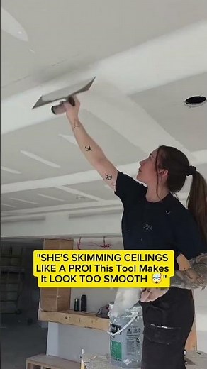 "SHE’S SKIMMING CEILINGS LIKE A PRO! 🤯"#DrywallTrowel #CeilingSkimming #USATrend2025