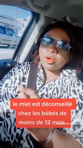 botulisme infantile est causé par les spores du Clostridium botulinum, qui sont parfois présentes dans le miel pasteurisé et non pasteurisé. Lorsque le nourrisson ingère le miel, les bactéries de ces spores peuvent se développer et produire des toxines susceptibles d'entraîner une paralysie. Le symptôme le plus commun et le plus précoce du botulisme infantile est la constipation. D'autres symptômes décrivent un état de faiblesse générale : faible réflexe de succion, irritabilité, manque d'expres