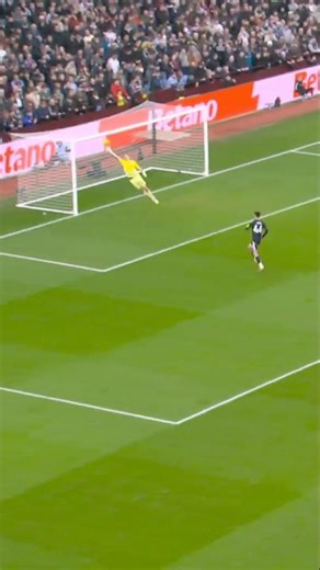 MAGNIFICENT Anton Stach free-kick beats Emi Martinez from 30 yards