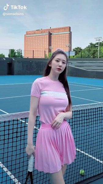 테니스좋아하는 사람👍🏻💕 우리 테니스칠까여 ㅋㅋ 잘치는건 아님..☺️☺️ . . . #테니스 #운동하는여자