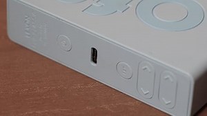 Lexon Flip Classic x Pantone – Digitaler Design Wecker ON/Off – Wiederaufladbarer Reisewecker – Leiser Alarm – Kompakte Tischuhr LED für Schlafzimmer, Büro oder Kinderzimmer - Sand Dollar