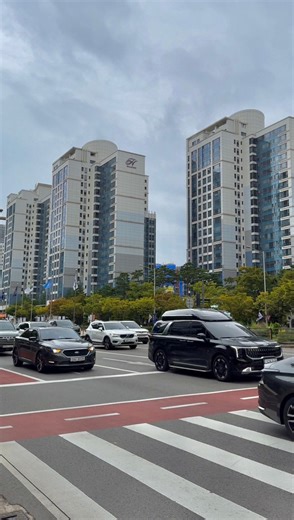 🚘🇰🇷Traficul din Coreea de Sud este unul dintre motivele pentru care mașinile provenite de acolo ajung în Moldova într-o stare foarte bună. Coreenii își întrețin atent automobilele, drumurile sunt foarte bune, iar stilul lor de condus este calm, disciplinat și previzibil. Mai puțin stres în trafic înseamnă mai puțină uzură pentru mașină — de aceea vehiculele din Coreea se remarcă prin calitate și fiabilitate chiar și după ani de utilizare #autostoremoldova #autodincoreea | Auto Store