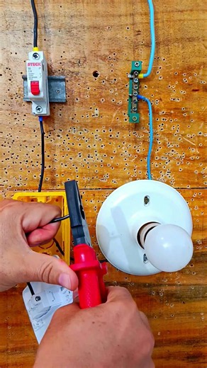 Como instalar uma lâmpada
