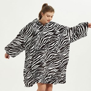 [Hot Item] High Quality Polyester Customized Wearable Blanket Plush Oversized Fleece Hooded Blanket