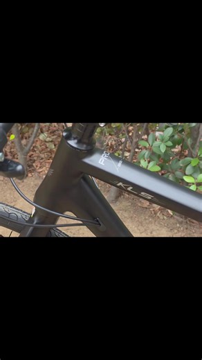 Calculusは、通勤・通学から週末のサイクリングまで幅広く活躍するエントリークロスバイクです。シマノ21段変速システムを搭載し、平坦な道から坂道まで、あらゆる路面状況に対応できます。スチールフレームとアルミニウムリムの組み合わせにより、耐久性と軽量性を両立。機械式ディスクブレーキを採用しているため、雨天時でも安定した制動力を発揮します。700×32Cのダブルウォールホイールは走行安定性に優れ、快適なライディングを実現。厚手クッションサドルが長時間の走行でも疲れにくく、サドル高さは870mmから1020mmまで調整可能です。前輪にはクイックリリース機構を採用し、メンテナンスや輸送時の利便性を高めています。フレーム高さ48cm、適正身長160cm以上の方に最適な設計です。重量は約14.4kgと扱いやすく、米式バルブに対応しています。 #acexis #acexisbike #acexisbikes #acexisロードバイク #acexisクロスバイク