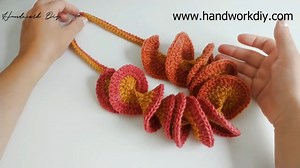 20K views · 1K reactions | Una buena manera de aprovechar restos de lanas, es tejiendo collares a crochet #manualidades #ganchillo #crochet | HandworkDiy | Facebook