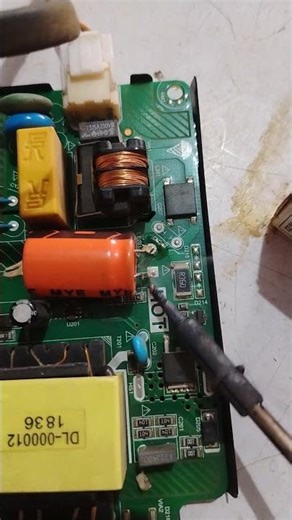 led tv mother board capacitor replacement 🪫🪫🪫 #trendingshorts #repairing #ledtvpanelrepair