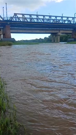 LLUVIAS: SE ESPERA PICO DE CRECIENTE DEL RÍO CUARTO PARA LAS 14 Según informó Javier de Olmos, director de Defensa Civil, se espera que la crecida de los ríos Alpa Corral, de las Albahacas, y el arroyo San Antonio impacten sobre nuestro río y el pico llegaría a las 14. Estos son afluentes del río Cuarto y ese caudal de agua llegará a la ciudad, alcanzando, aproximadamente, un metro de profundidad. El río Barrancas, de Alpa Corral, creció 3 metros tras la caída de 45 milimetros. Estas son imágene