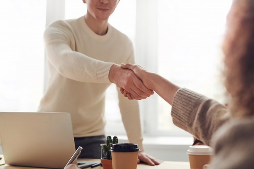 14 Body Language Signs Someone Secretly Likes You - Social Psychology Masters