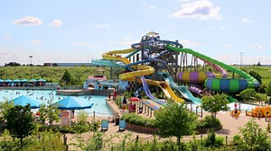 El parque acuático Hurricane Harbor Chicago abre para la temporada de verano 2024