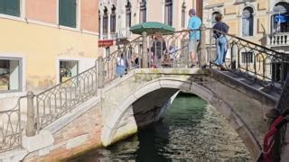 3.2K views · 33 reactions | Step into the canals of Venice, Italy, where romance is woven into every detail. From the elegant Venetian Gothic architecture to gondolas gliding along winding waterways and charming streets lined with al fresco cafés, every corner of this floating city is pure magic. Explore Italy vacations: https://www.vacationsbyrail.com/destinations/europe/italy/ | Vacations By Rail | Facebook