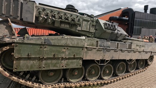 Leopard 2A7 going on Broshuis trailer. Scania R650 V8 Highline | MilPics