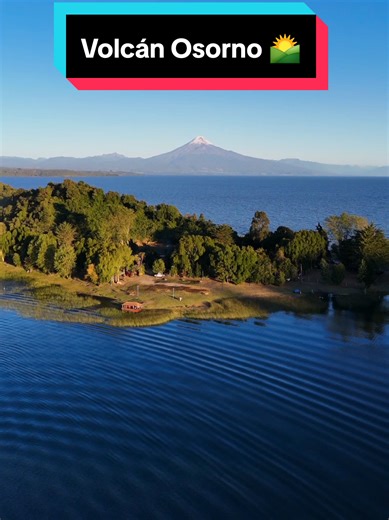 El Volcán Osorno se alza imponente entre el lago Llanquihue y el lago Todos los Santos, regalando una de las postales más icónicas del sur de Chile. Su forma cónica perfecta, cubierta de nieve gran parte del año, contrasta con los verdes bosques y el azul profundo del agua que lo rodea.🌄🌄🌄 #vacaciones #volcanosorno #chile🇨🇱❤️ #djimini4pro #surdechile🏞