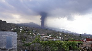 Video of La Palma eruptions burning buildings and destroying homes