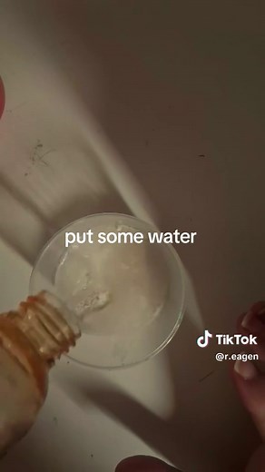 How to make a slime without activator, borax or cornstarch!! If you dont have kinetic sand: for the crunchyness you can use normal sand or sugar, for the consistency: Get a little bit if glue and mix it with sand/sugar, but not to much glue!! #slimetut #viral #fyp #slimetok #slimerecipe