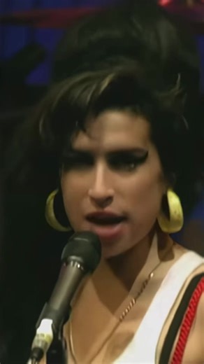 He walks away, the sun goes down 🩷 Amy Winehouse live with ’Tears Dry On Their Own’ at Eurockeenes back in June 2007. 🩷 #RememberingAmy #AmyWinehouse