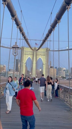 Brooklyn Bridge Sunset Walk 🌇 | Stunning New York City Skyline Views