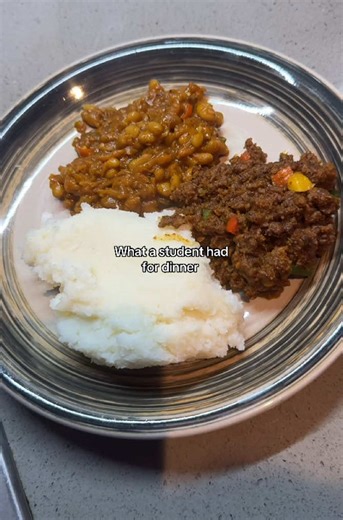 What a student had for dinner: Pap, Chakalaka and Spicy Mince 🍛🔥 Don’t let anyone tell you student meals have to be boring. This combo was giving flavour, heat, and home all in one plate. A full belly = a focused mind 🧠💪 #StellenboschStudent #PapSeries #StudentDinnerInspo #MinceMeal #ChakalakaLover #ComfortFoodVibes #StudentEats #BudgetFriendlyMeals #QuickDinnerIdeas #HomeStyleCooking #StudentLifeSouthAfrica #SouthAfricanFood #PapIsPower #VarsityMeals #SimpleButDelicious #PapForTheWin #Mince