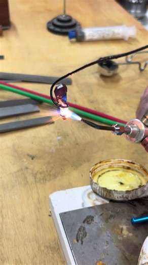 Fabricación de plumas con clips de Damasco