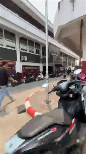 มีคนเปิดไอ้เสื้อแดงแล้วครับน่าจะลั่นกระบาลเบาๆไปทีนึง เสียงเงียบกริ๊บไม่มีลูกโวยวายออกอาการนักเลงแบบเมื่อวานเลย คาดว่าให้ปากคำเสร็จลงมาจากโรงพักน่าจะมีก๊อกสอง เพราะประชาชนเริ่มทะยอยเข้ามาจองกองกฐินแล้ว