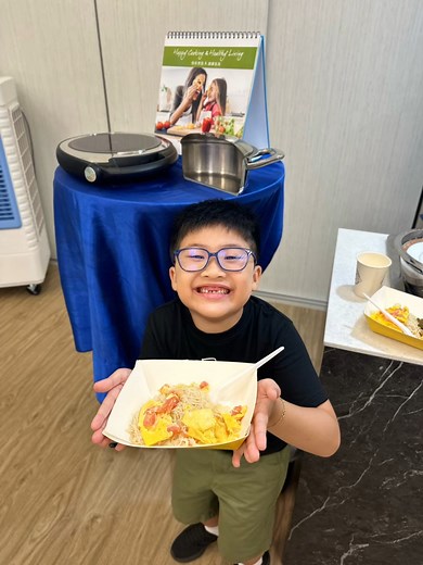 AMC cookware is incredibly user-friendly and safe, making it suitable for even young kids to try their hand at making baked tomato eggs! Witness how one guest confidently stir-fried her first bee hoon with persistence. And let's not forget our delectable Vegetarian Fish Curry! #kitchen #SmartHome #simple #QuickAndDelicious #cooking #vegeterian #AMC #navigenio #soup #waterless #brocolli #easy #fast #amccooking #amc #AMCcooking #audiotherm #baking #kids #kidsactivities | AMC