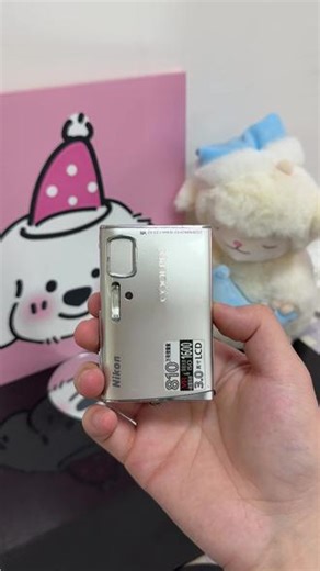 尼康S51 银色成色不错 810万像素 3倍光学变焦 潜望式镜头场景模式 月夜 月夜人像 风景 雪景 海滩 柔和人像拍照冷白皮效果极佳 功能正常 编号1743🌈配件:万能充➕电脑读卡器➕内存卡➕电池➕酒精棉片➕贴纸#ccd怎么买 #ccd相机 #适合学生党的ccd推荐 #学生相机推荐 #相机📷推荐