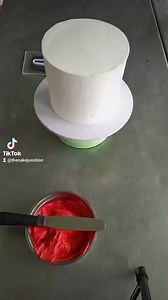 TUESDAY DECORATING TIPS For our cakes that have those deep hard to achieve colours like red, black and navy blue, we usually decorate with white icing and then spread a thin layer of the concentrated coloured cream. This helps to prevent any after taste but also helps us save on the gel colours because a whole bottle can easily go ka 🤣🤣🤣 For the gold drip, we have found it easier to use a chocolate ganache that has been coloured close to the original colour tone of the cake so that if we miss