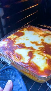 Les lasagnes au thon. Les ingrédients: 12 feuilles à lasagnes fraîches, 2 boîtes de thon, 1 oignon, 3 gousses d'ail, 1 boîte de concassé de tomates, 1 cuillères à soupe de concentré de tomates, Aromates type romarin, thyn, laurier, huile pour la cuisson, Sel et poivre. Pour la béchamel : 700 millilitres de lait, 60 grammes de beurre, 60 grammes de farine, Sel et poivre | Julien d'Harmonie Cuisine