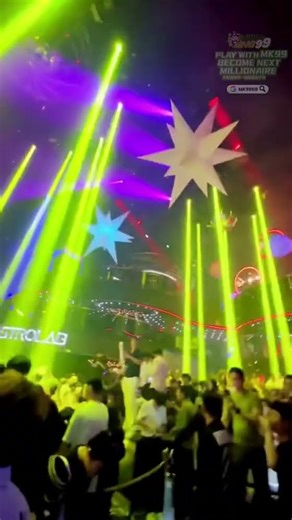 感受一下新加坡网红night club的氛围Experience the atmosphere of Singapore's trendy nightclubs