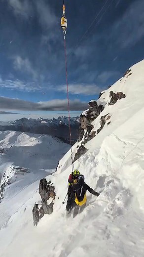 Évacuation spectaculaire de trois skieurs au Mont Gelé ! 🚁 #AirGlaciers 🎬@bruchezjonathan - Guide/paramedic Air-Glaciers | Air-Glaciers SA