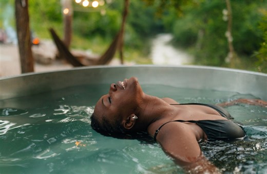 La cold therapy : pourquoi tout le monde s’immerge dans des bains glacés ? - Elle