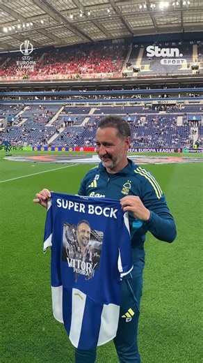Vitor Pereira given special jersey by Porto president Andre Villas-Boas ❤️🐉 #UEL #Porto