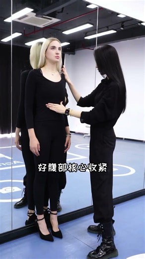超模背后的秘密：专业模特站立姿势训练揭秘
