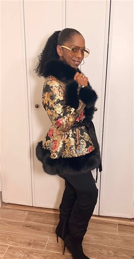 This faux fur jacket gets compliments every single time I wear it 🖤 The faux fur trim instantly elevates the look, and the peplum shape gives the most flattering waist definition. Edgy but polished. Easy to dress up or down. This is that statement jacket your winter wardrobe needs. Fit reference: Wearing size Medium | 5’4 | 140 lbs Bust 34 | Waist 30 | Hips 40 “This moto jacket gets me stopped everywhere—watch.” #womenover50 #fashionover50 #genx #fashionmusthave #edgystyle