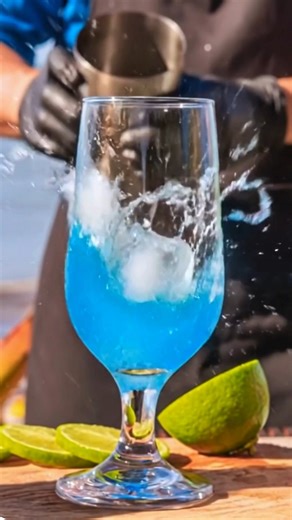 Porto Cálem Praia Hotel on Instagram: "Dias assim têm outro sabor no Beach Club Paradiso 🍹🍺🍸 Sol, conforto, drinks refrescantes e uma vista que faz qualquer momento desacelerar… aqui, você vive o verdadeiro clima de paraíso. 🌊✨ Vem sentir essa energia! #BeachClubParadiso #PortoCalem #DayUse #Verão2025 #portoseguro"