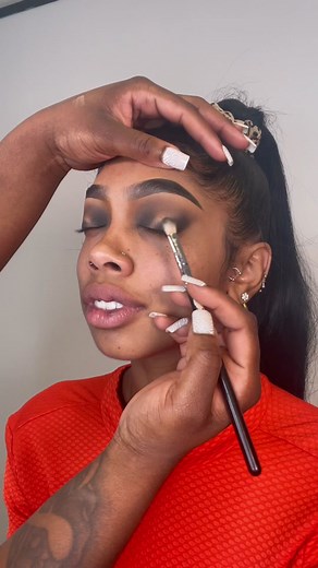 Been having creatives block lately 😩but im happy to be back in my element creating beautiful looks 🙌🏾 Started off by doing this angular eyeshadow!#houstonmua #fyp #