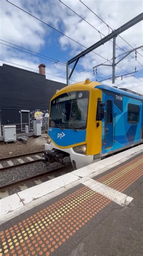 Metro Siemens Departing North Brighton Station to Sandringham #metrotrainsmelbourne #metrotrains
