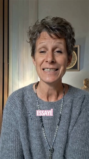 Calendrier de l’Avent 24/24 🎄 Zeste de mandarine Ballonnements, digestion lente, blocages sous le plexus ou morale stagnante ? Et si l’écorce d’un simple fruit pouvait faire circuler tout ça ? En MTC, le zeste de mandarine (Chen Pi) est tiède, amer, aromatique. Il mobilise le Qi, harmonise la digestion, assèche l’humidité, et aide à réguler les émotions coincées. En infusion : 1 morceau d’écorce séchée dans 250 ml d’eau chaude, 7 à 10 min. En cuisine : râpé sur les plats sautés, riz, bouillons 